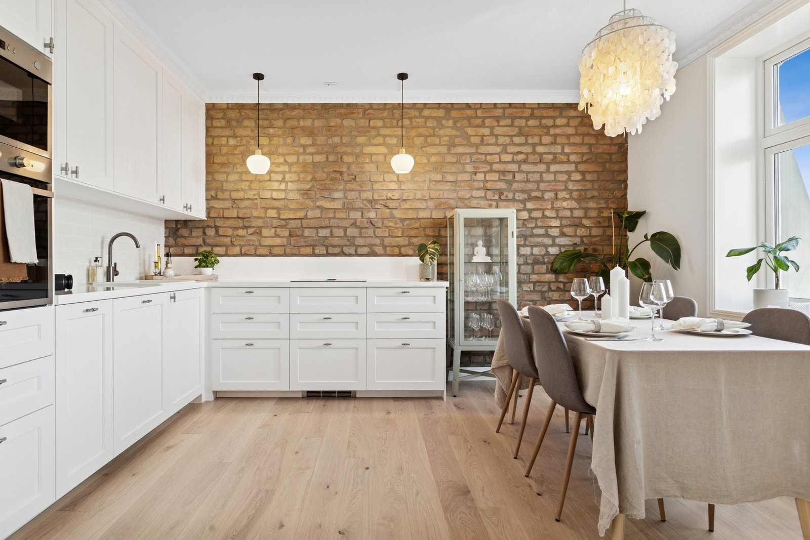 Lyst og innbydende kjøkken med rikelig skap og benkeplass. Galleribilde