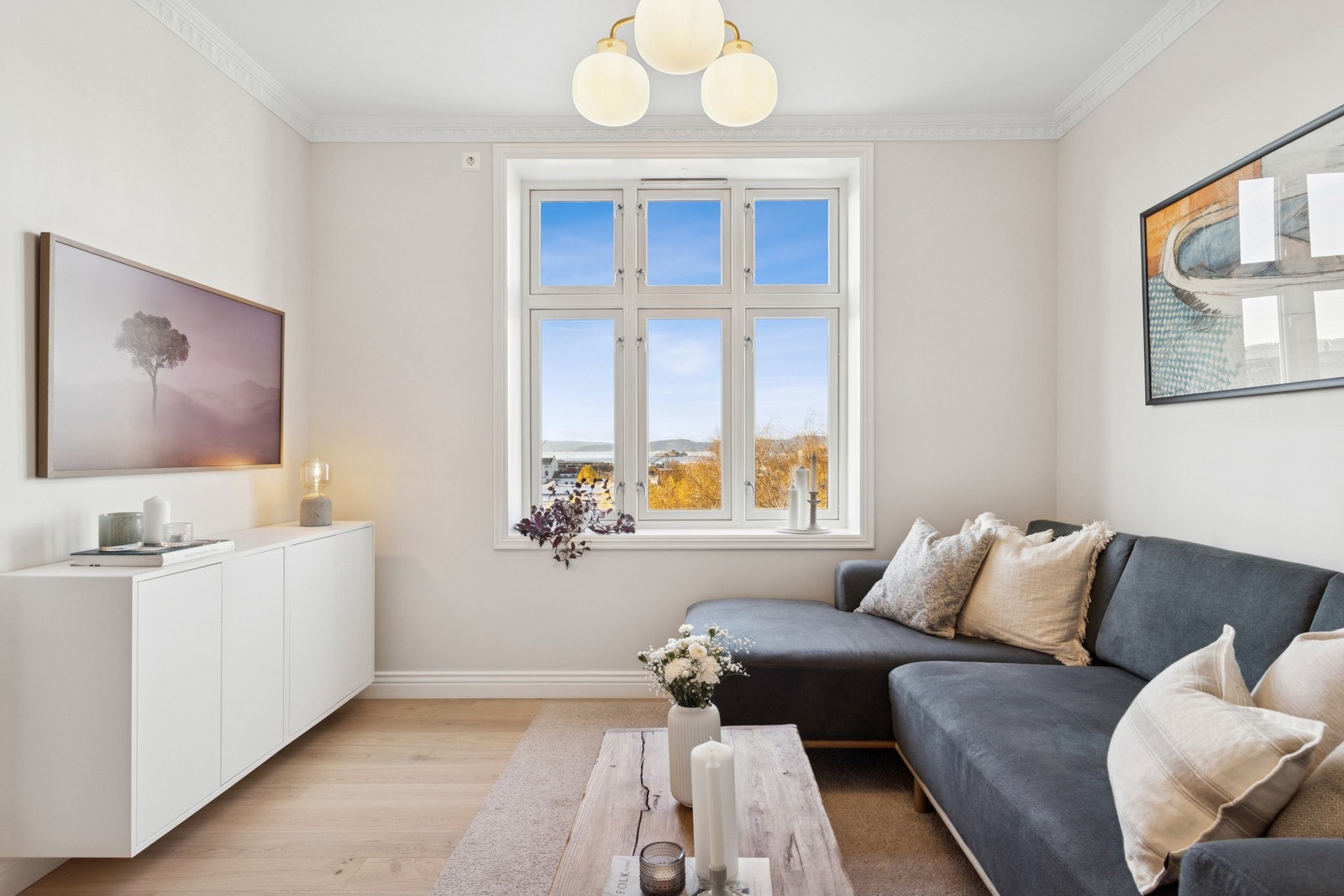 Store vindusflater slipper inn rikelig med naturlig lys og skaper en varm og innbydende romfølelse. Galleribilde