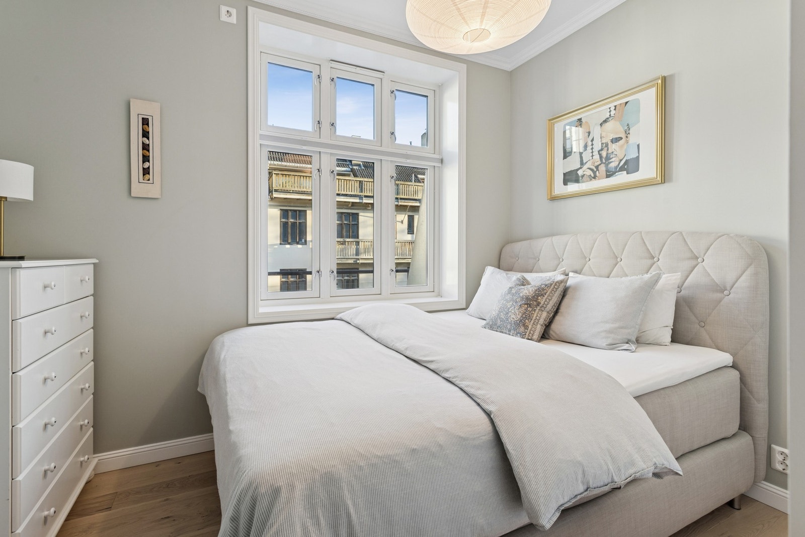 Soverommet fremstår lyst og trivelig med moderne fargevalg og tidløst parkettgulv. Galleribilde