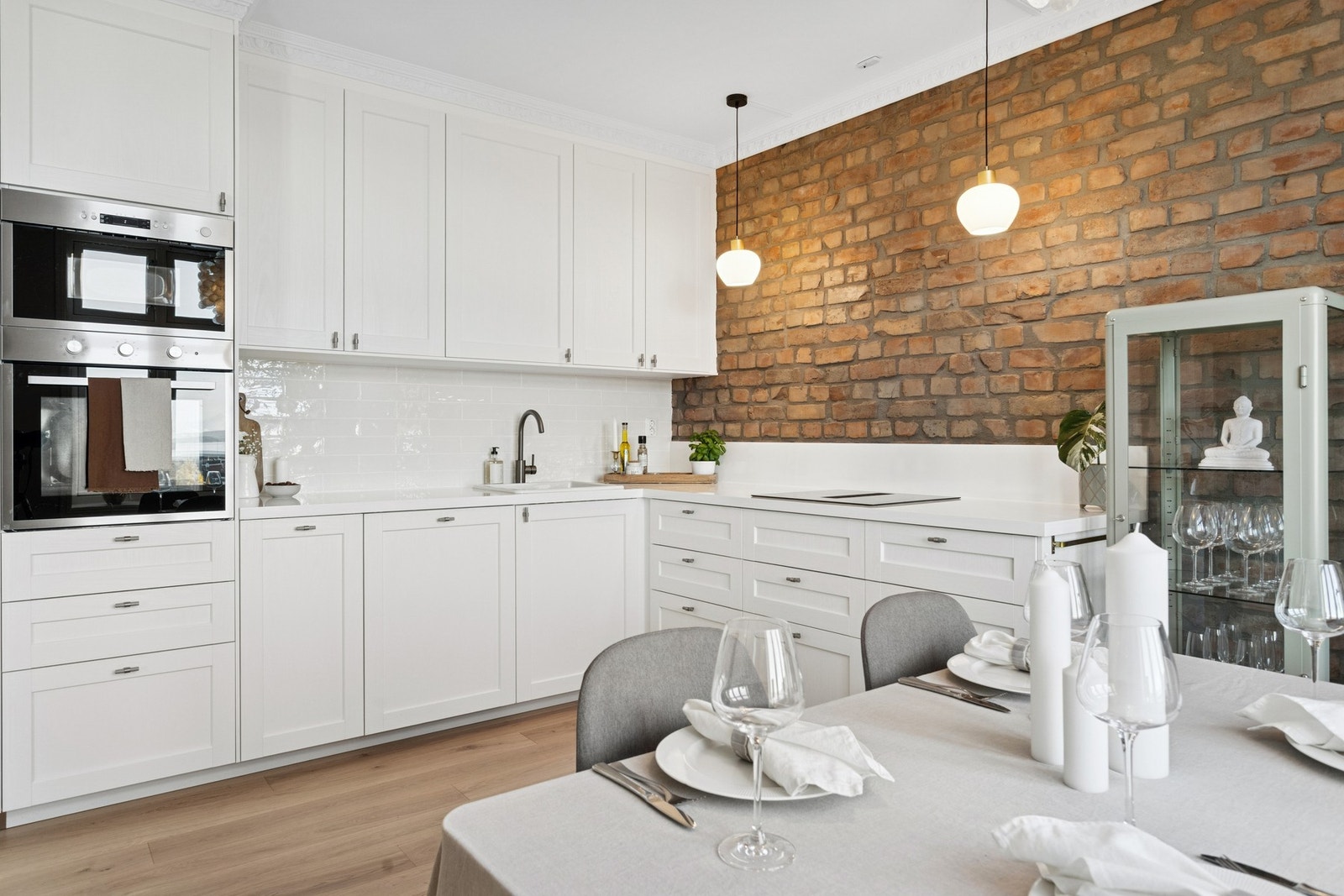 Kjøkkenet har profilerte fronter og laminerte benkeplater. Integrerte hvitevarer som oppvaskmaskin, kjøl/frys og mikrobølgeovn gir et helhetlig og praktisk uttrykk. Galleribilde