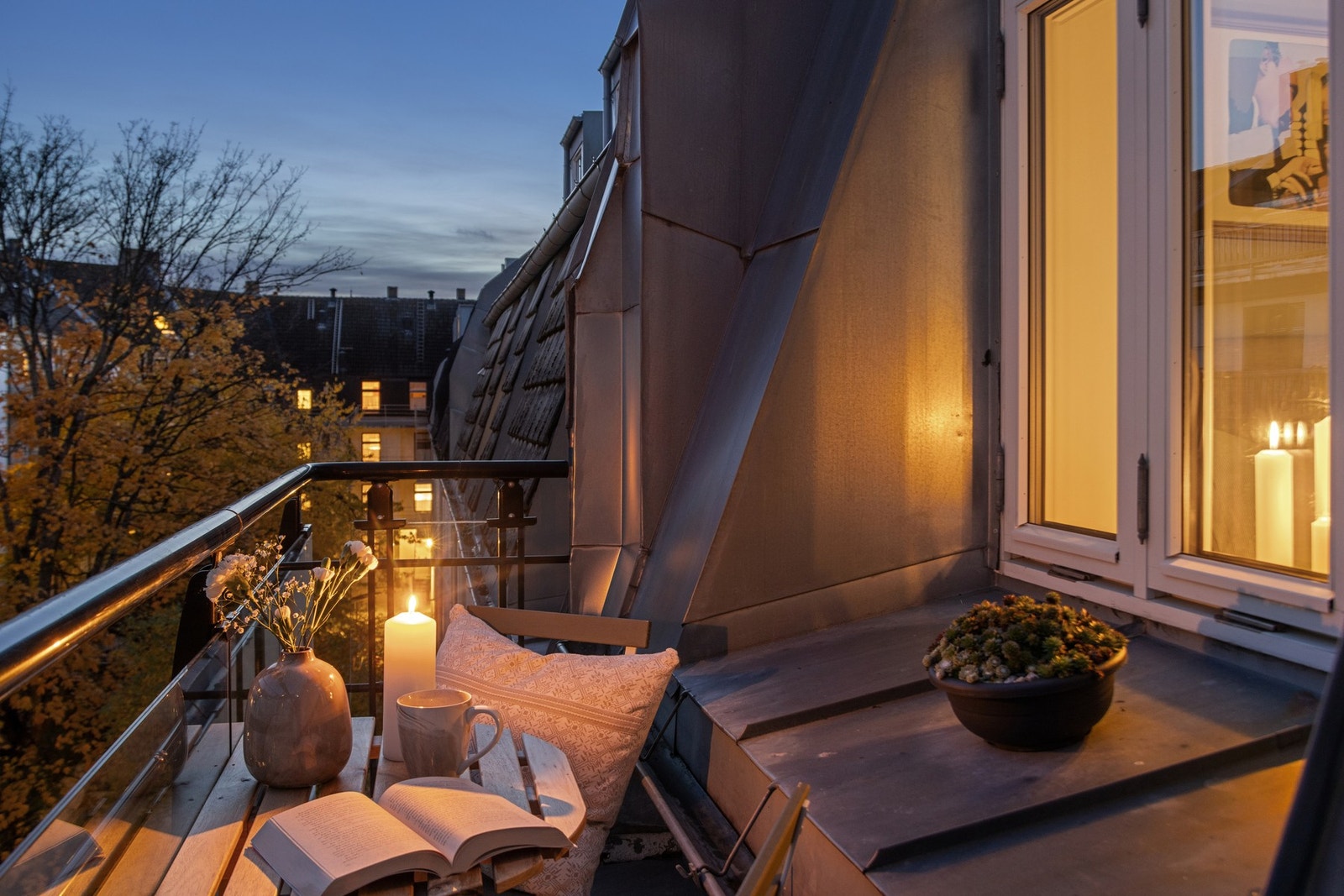 Lun balkong med plass til sittegruppe, hvor du kan nyte solen store deler av dagen. Galleribilde