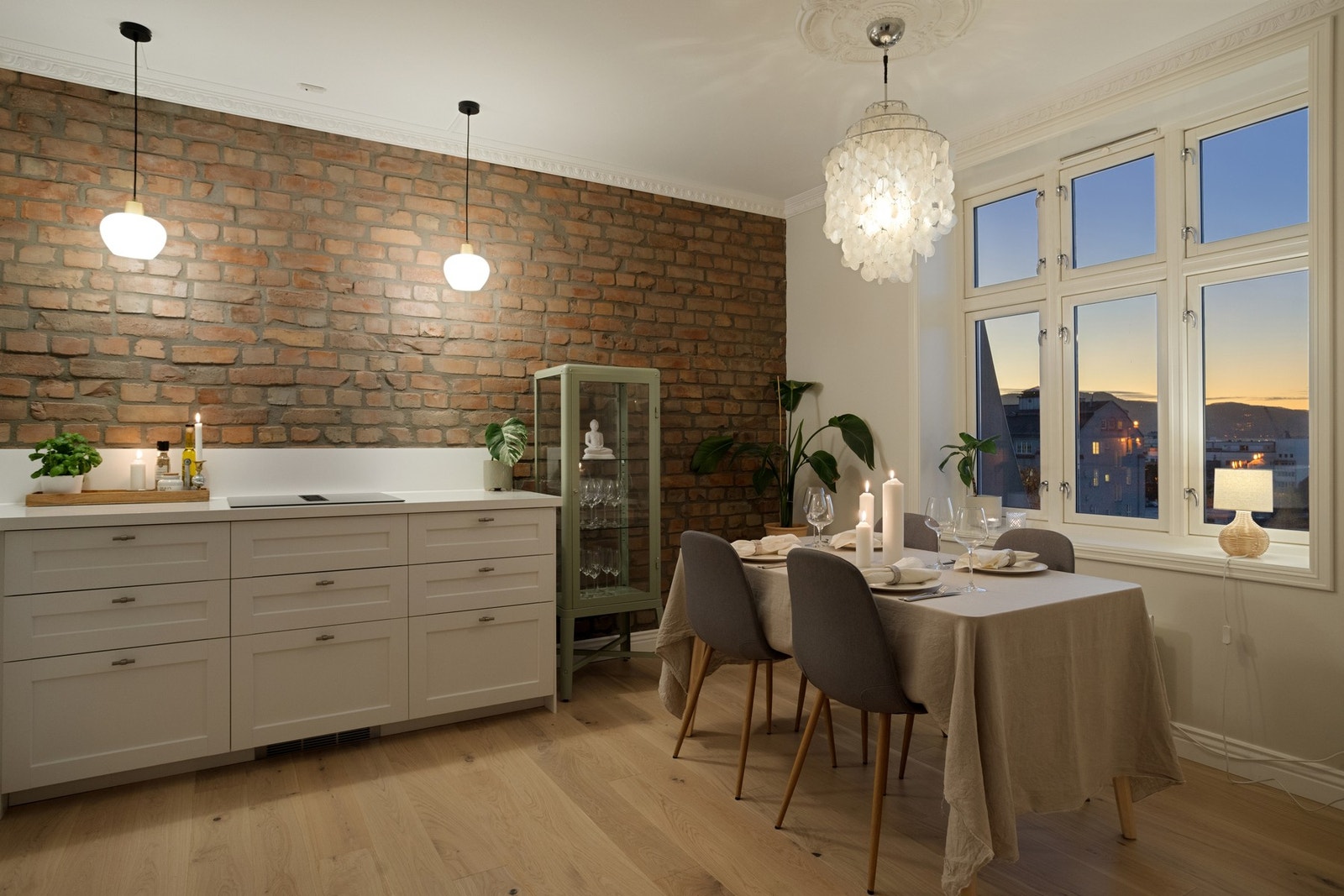 Den sjarmerende murveggen tilfører rommet karakter og skaper et varmt særpreg i boligen. Galleribilde