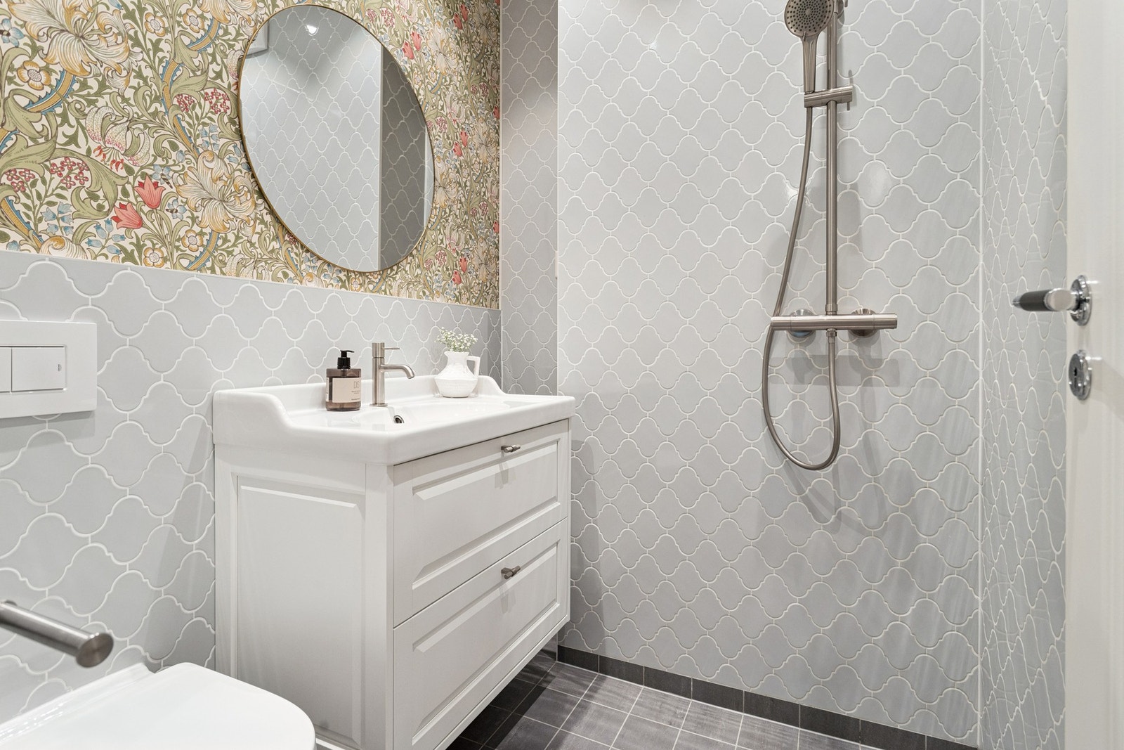 Delikat og moderne bad fra 2024 med fliser på vegger og gulv, varme i gulv og stilrene detaljer. Galleribilde