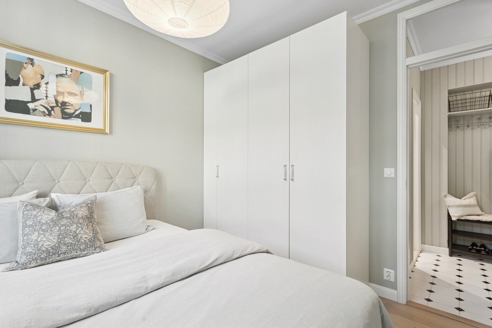 Romslig på 8,1 kvm med god plass til garderobe og oppbevaring. Galleribilde