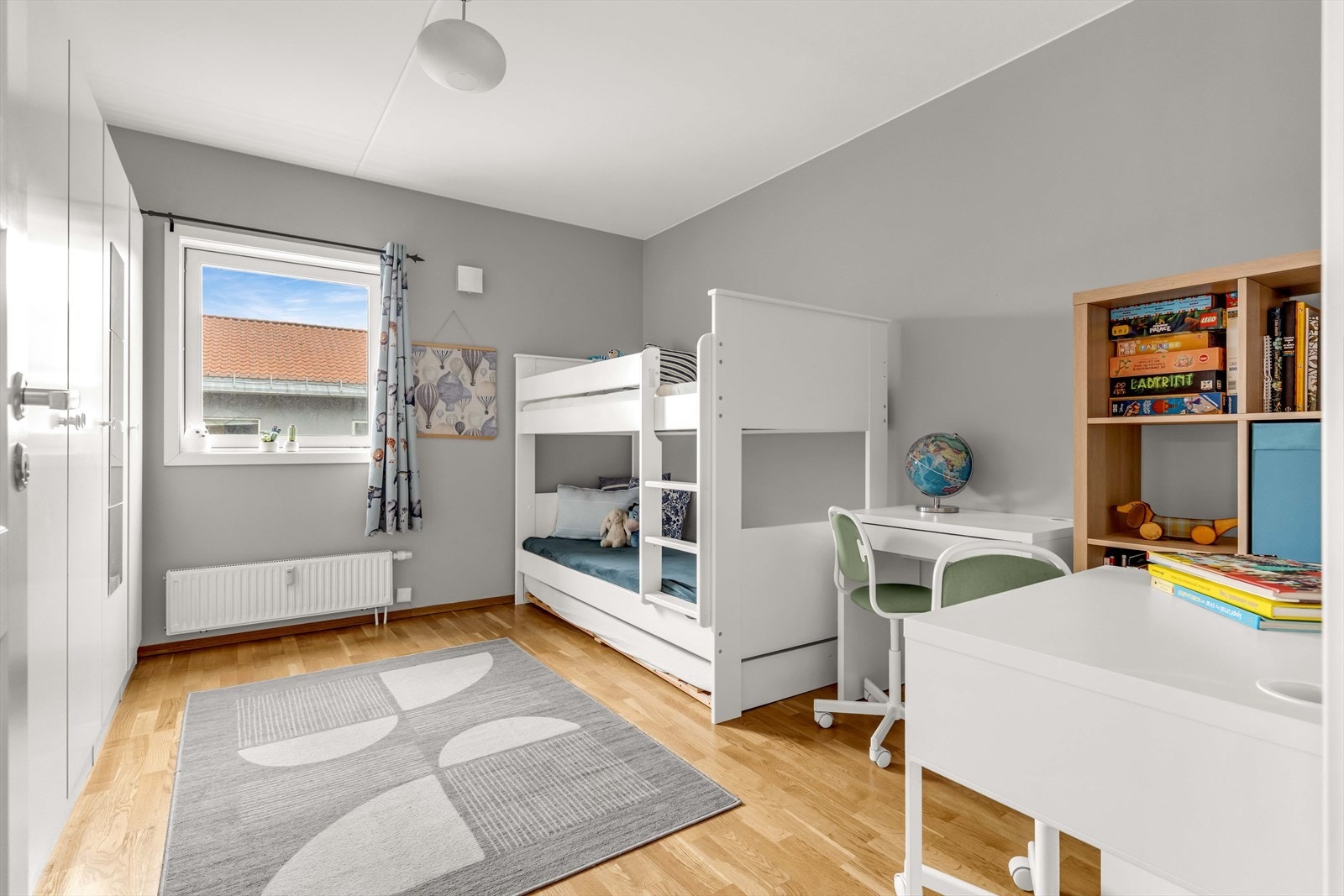 Hovedsoverommet er det største rommet. Her er det god plass til dobbeltseng og nattbord. I tillegg er det stor garderobeløsning langs den ene veggen. Galleribilde