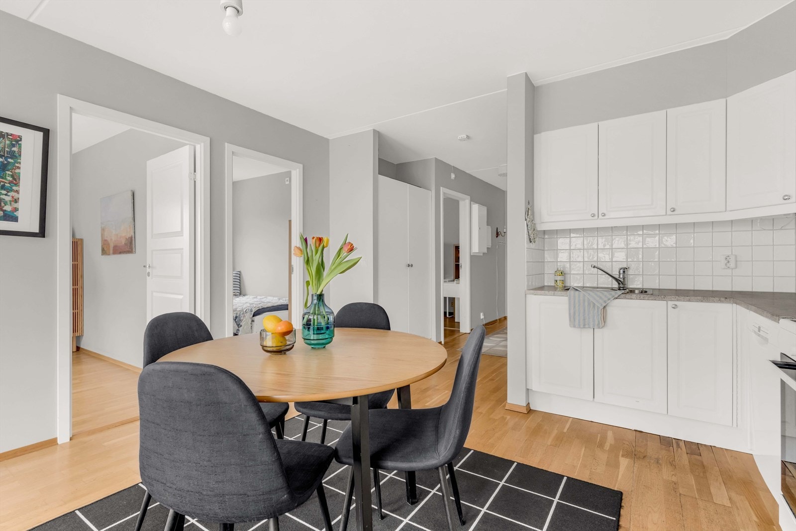 Ved kjøkkenet har man god plass til en hyggelig spisegruppe. Galleribilde