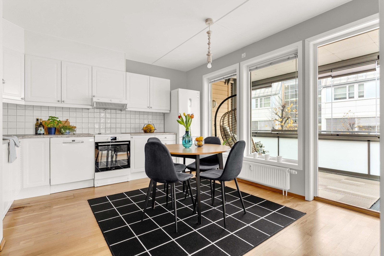 Det er videre utgang til en romslig, innglasset balkong som forlenger rommet på sommerhalvåret. Galleribilde