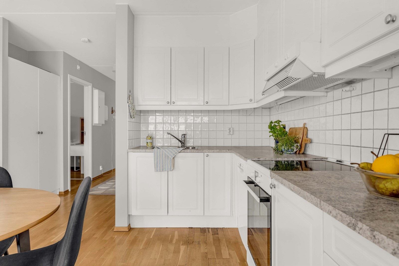 På kjøkkenet er det frittstående hvitevarer. Galleribilde