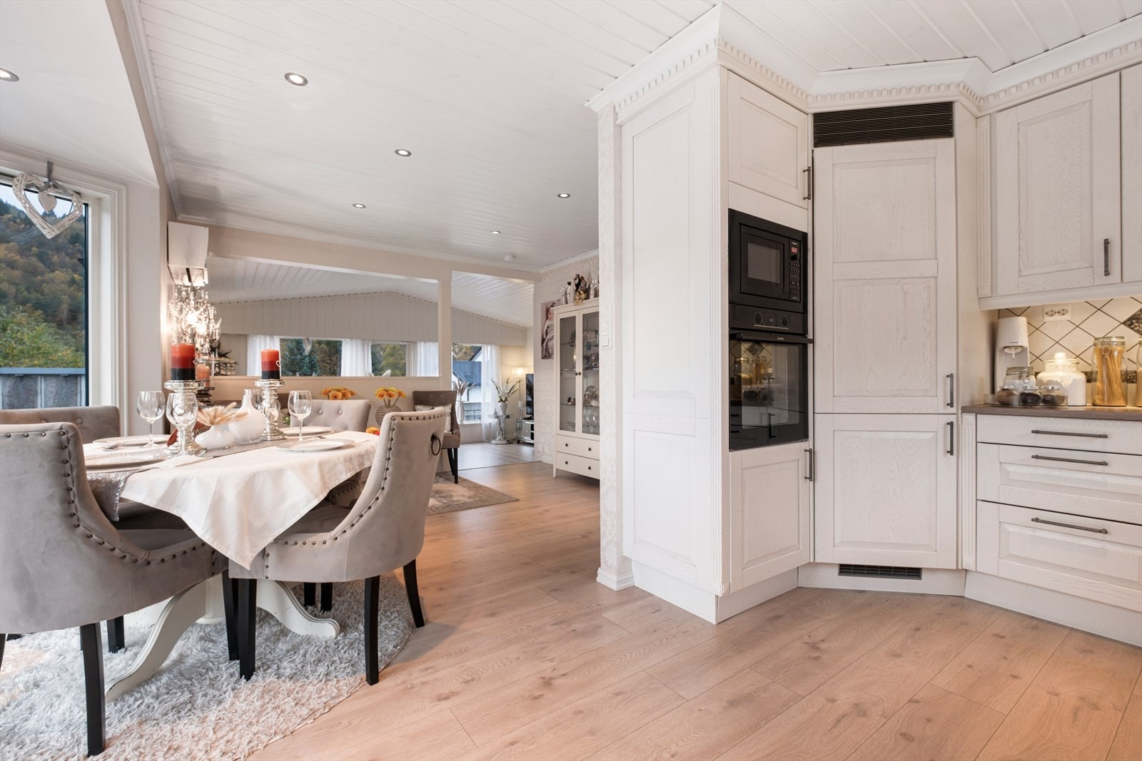 Kjøkkenet har integrerte hvitevarer og åpen løsning inn mot stuen Galleribilde