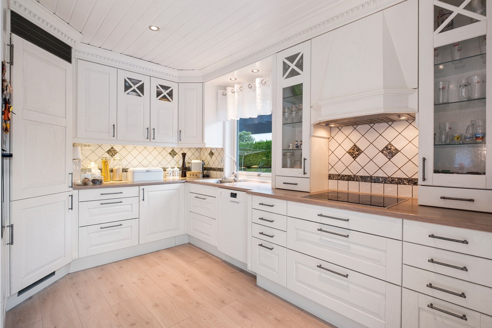 Romslig kjøkken med mye skap og benkeplass Galleribilde