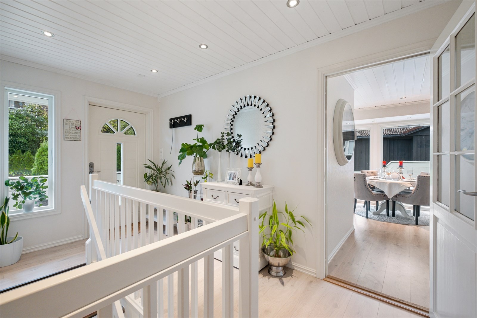 Lys gang/entre med spotter i himling Galleribilde