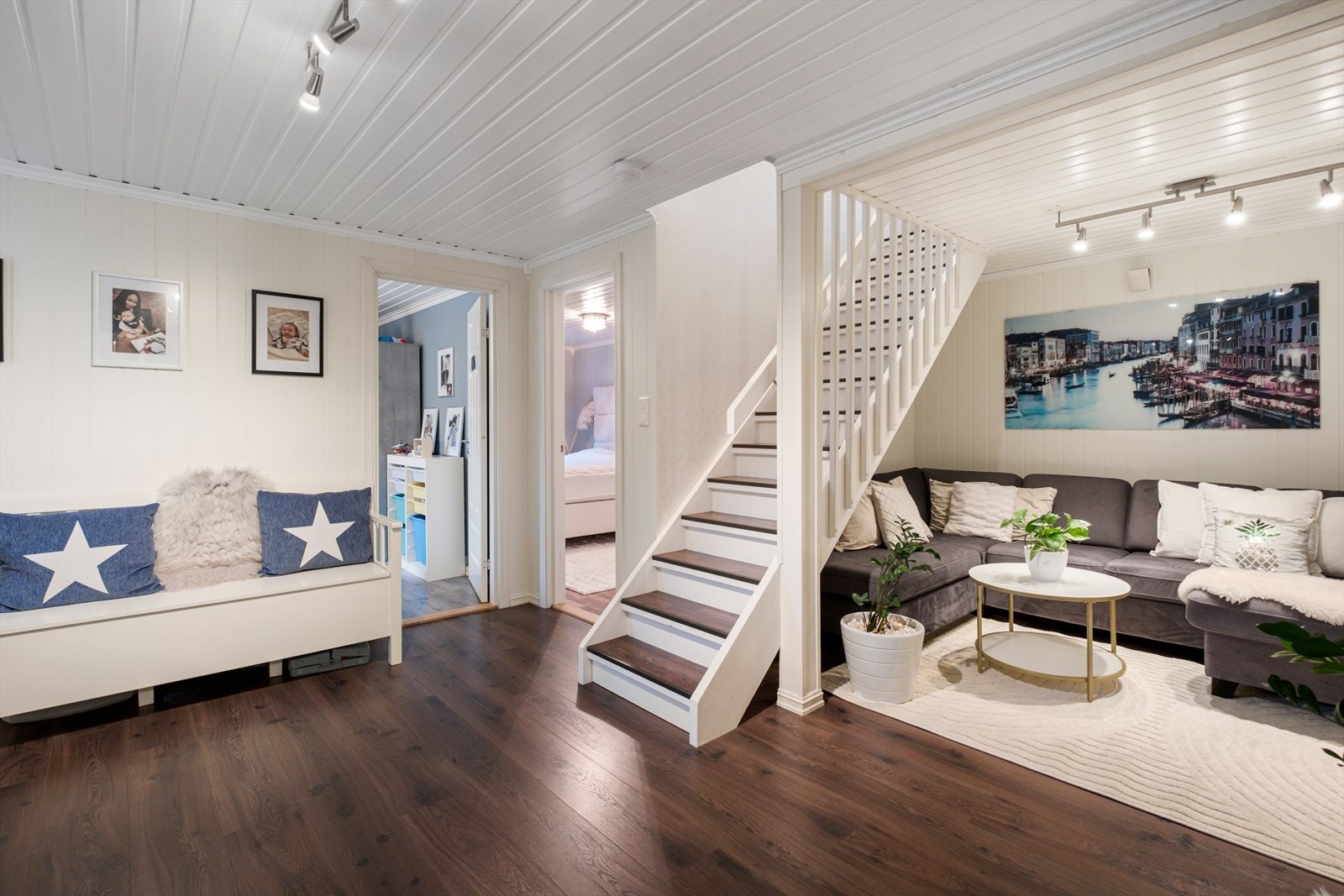 Trapp ned til kjellerstue Galleribilde