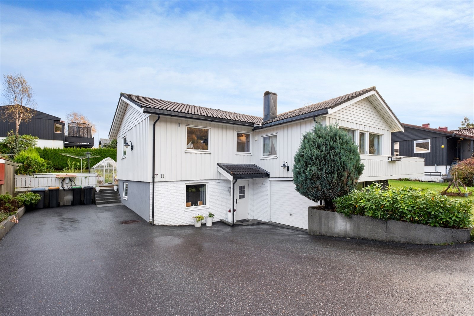 Rikelig med biloppstillingsplasser og integrert garasje Galleribilde