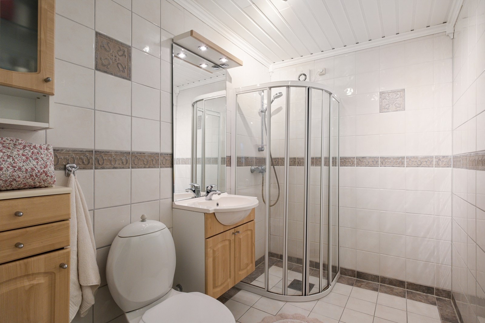 Bad med dusjhjørne underetasje Galleribilde