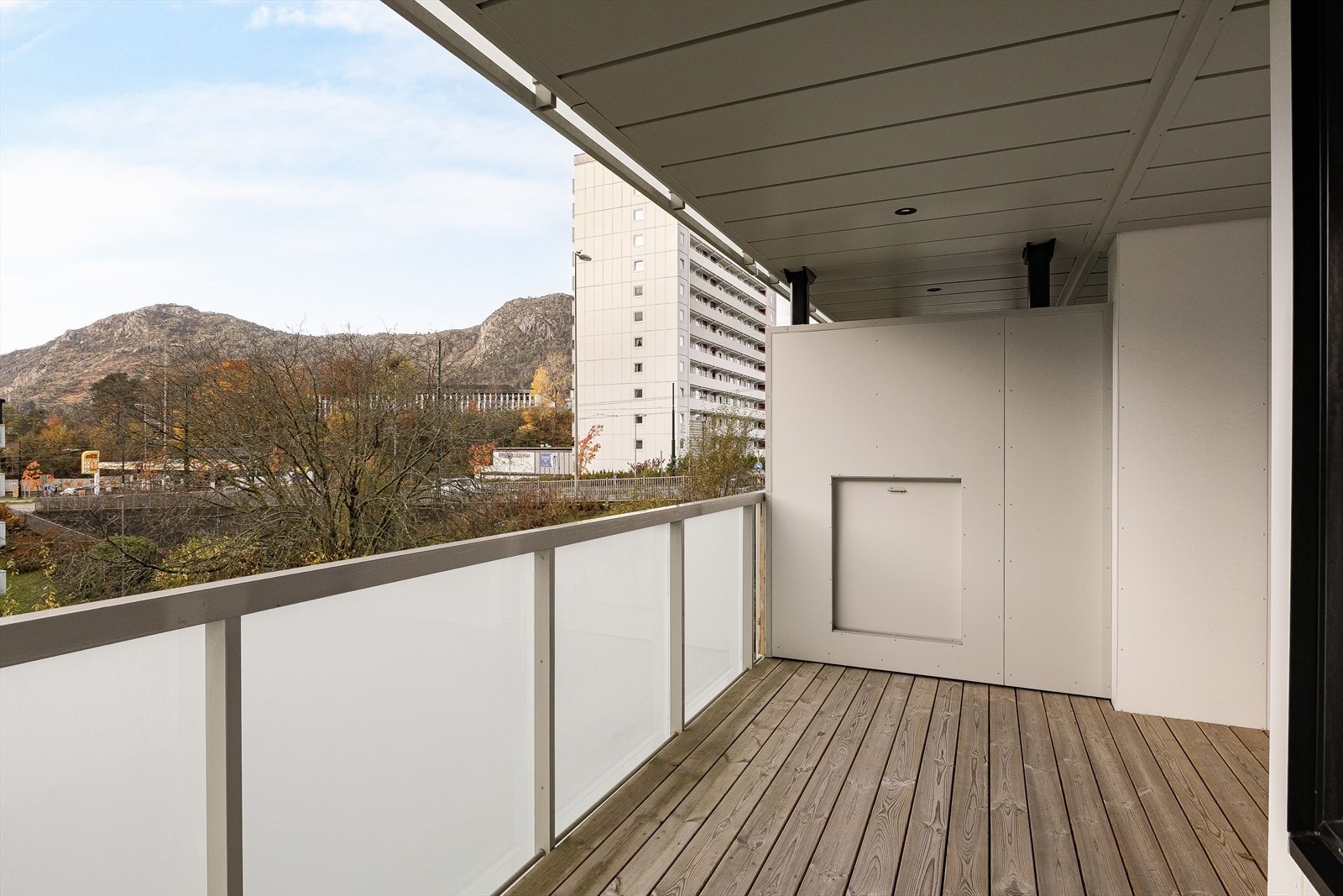 Ny overbygget balkong med ledlys i himling. Galleribilde