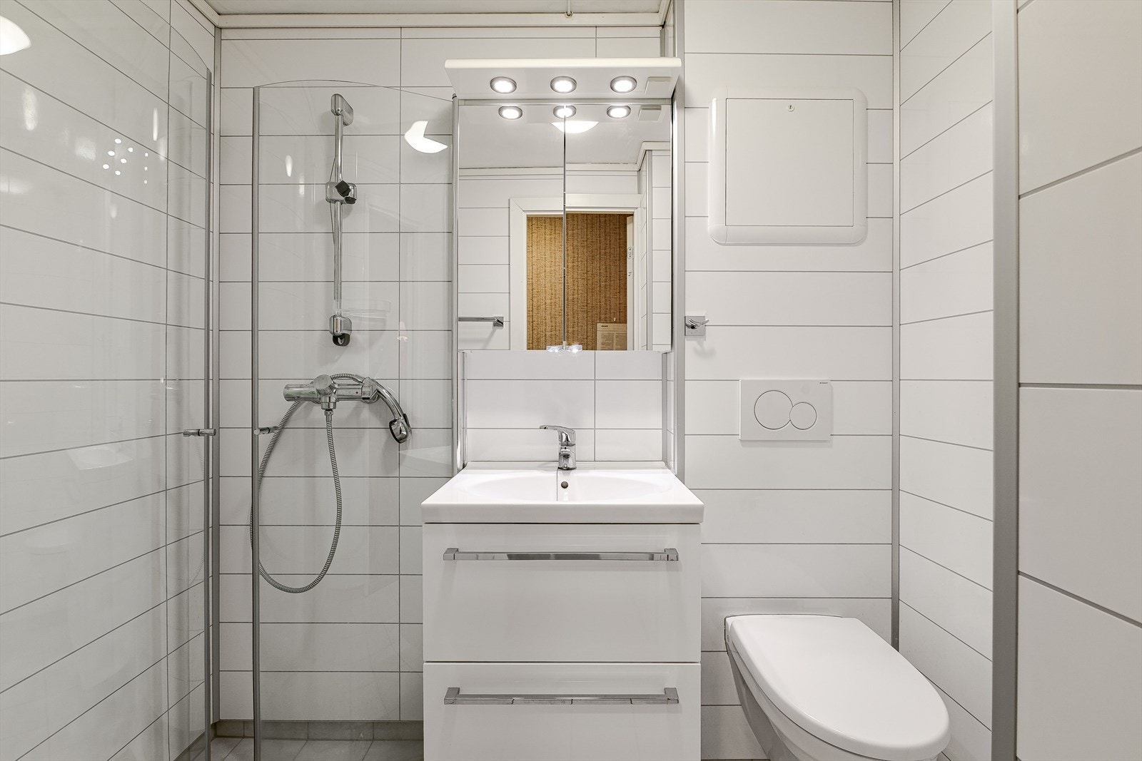 Badet har vært pusset opp i senere tid. Dusj, servant i møbel og veggmontert wc. Rør i rør system. Galleribilde