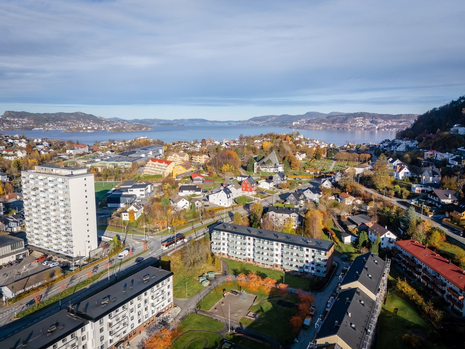 Bygget ligger fint til med kort avstand til butikk, buss, turområder etc. Ca 7 min. kjøring til Bergen sentrum. Galleribilde