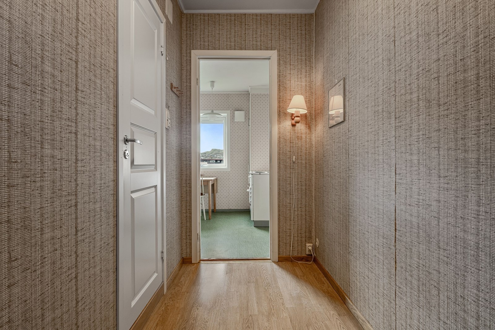 Foruten kott i gangen har leiligheten en bod i kjeller. Her er felles vaske- og tørkerom. Galleribilde