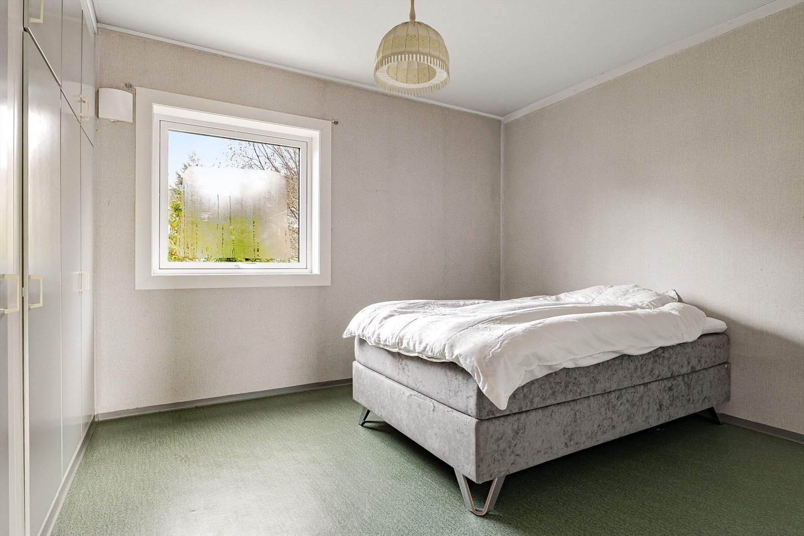 Romslig soverom med garderobe og plass til dobbelseng. Galleribilde