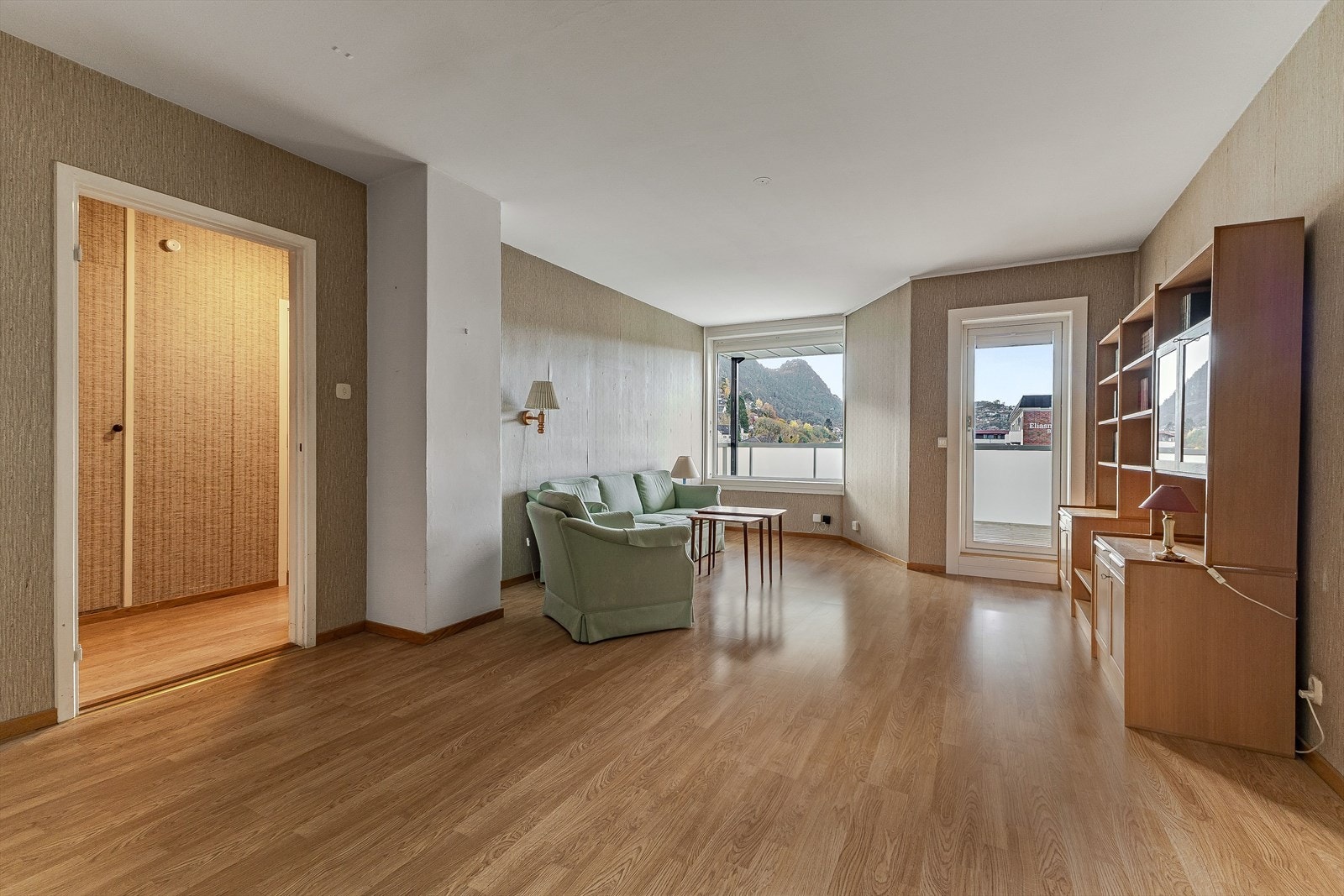 Det er pipe i leiligheten og mulighet for ildsted. Forblendet her, men ser naboer har ildsted. Galleribilde