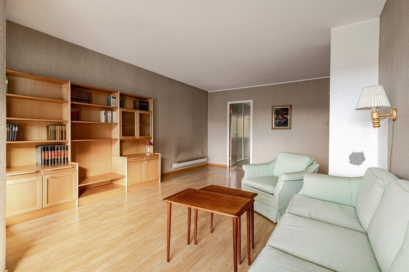 Grei størrelse på stuen med plass til spisebord. Utgang til ny balkong. Galleribilde