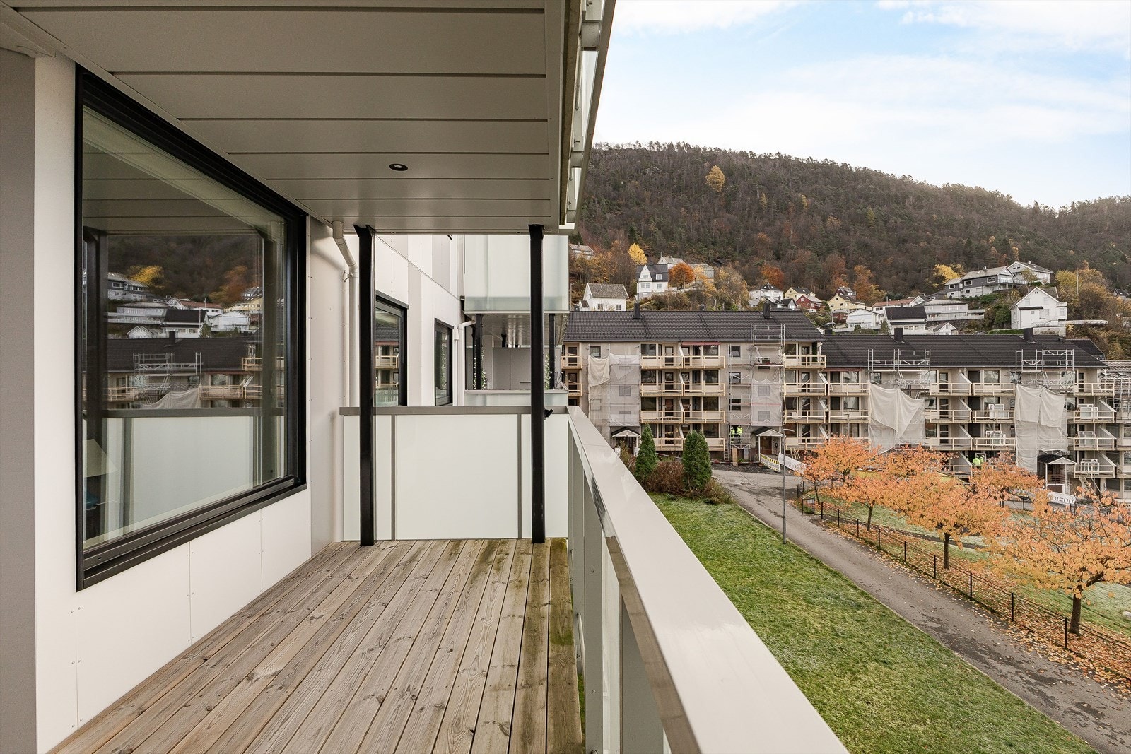 Leiligheten ligger fint til i byggets 3 etasje. Fint opparbeidet uteområde. Galleribilde