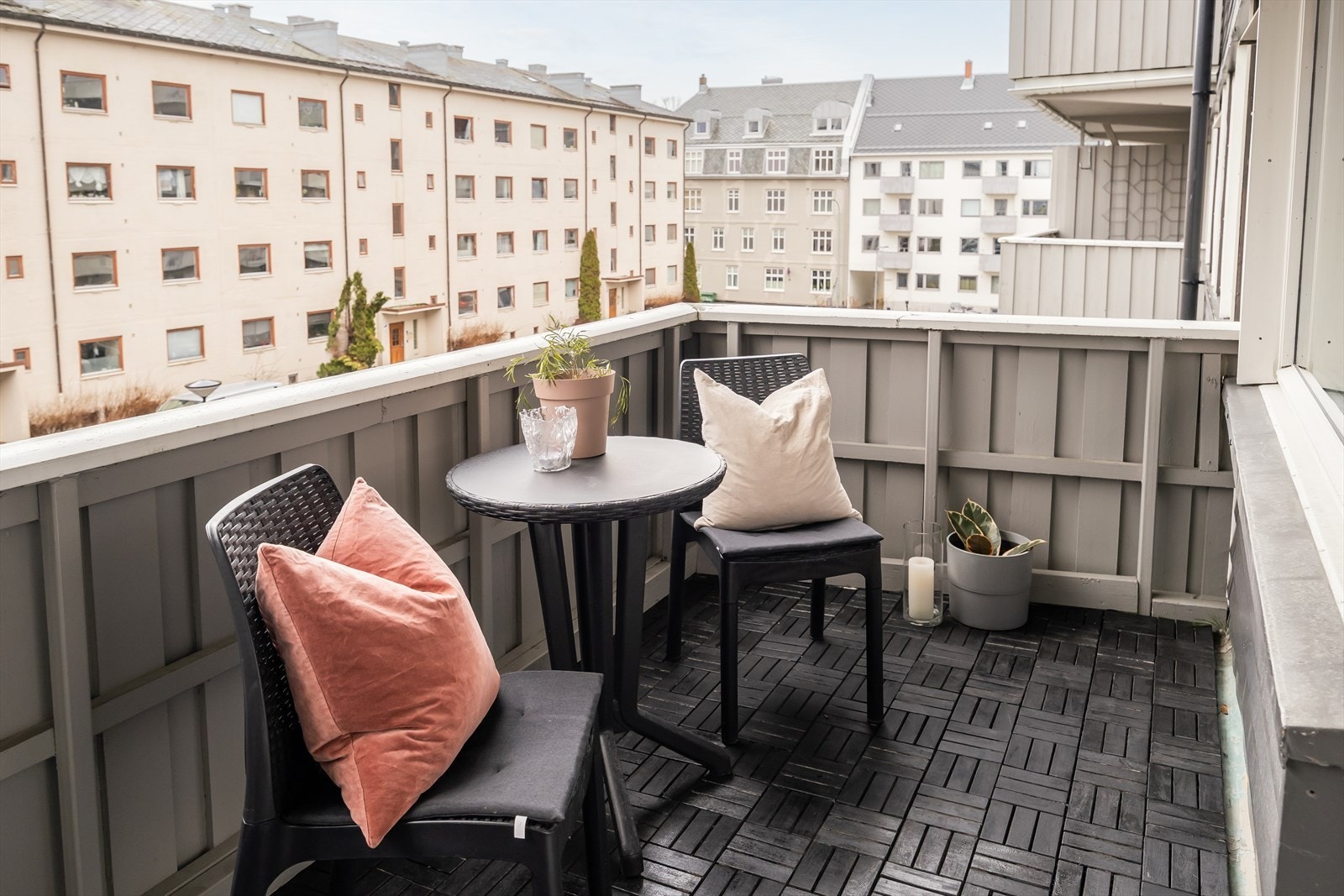 Leilighetens balkong strekker seg over 6 m² og vender mot bakgården. Den er vestvendt og byr på gode solforhold. Galleribilde