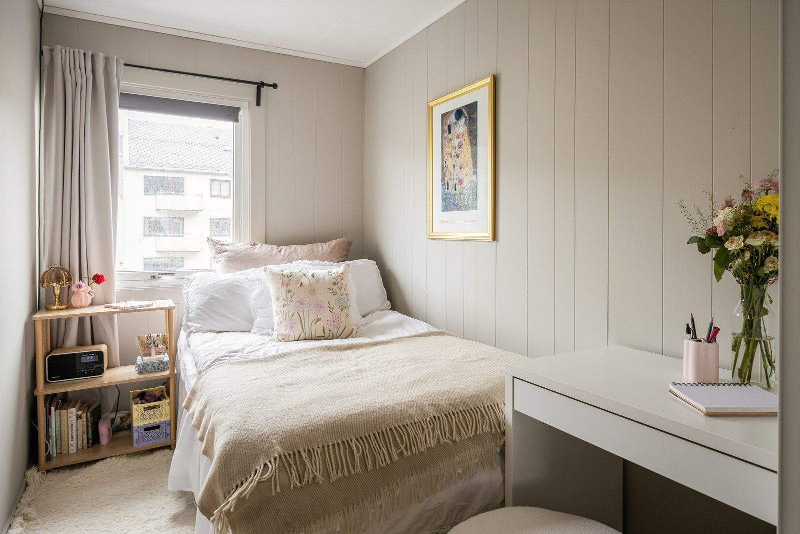 Leiligheten byr på to soverom, hvorav det ene er på 7,4 m² og det andre på 7 m². Galleribilde