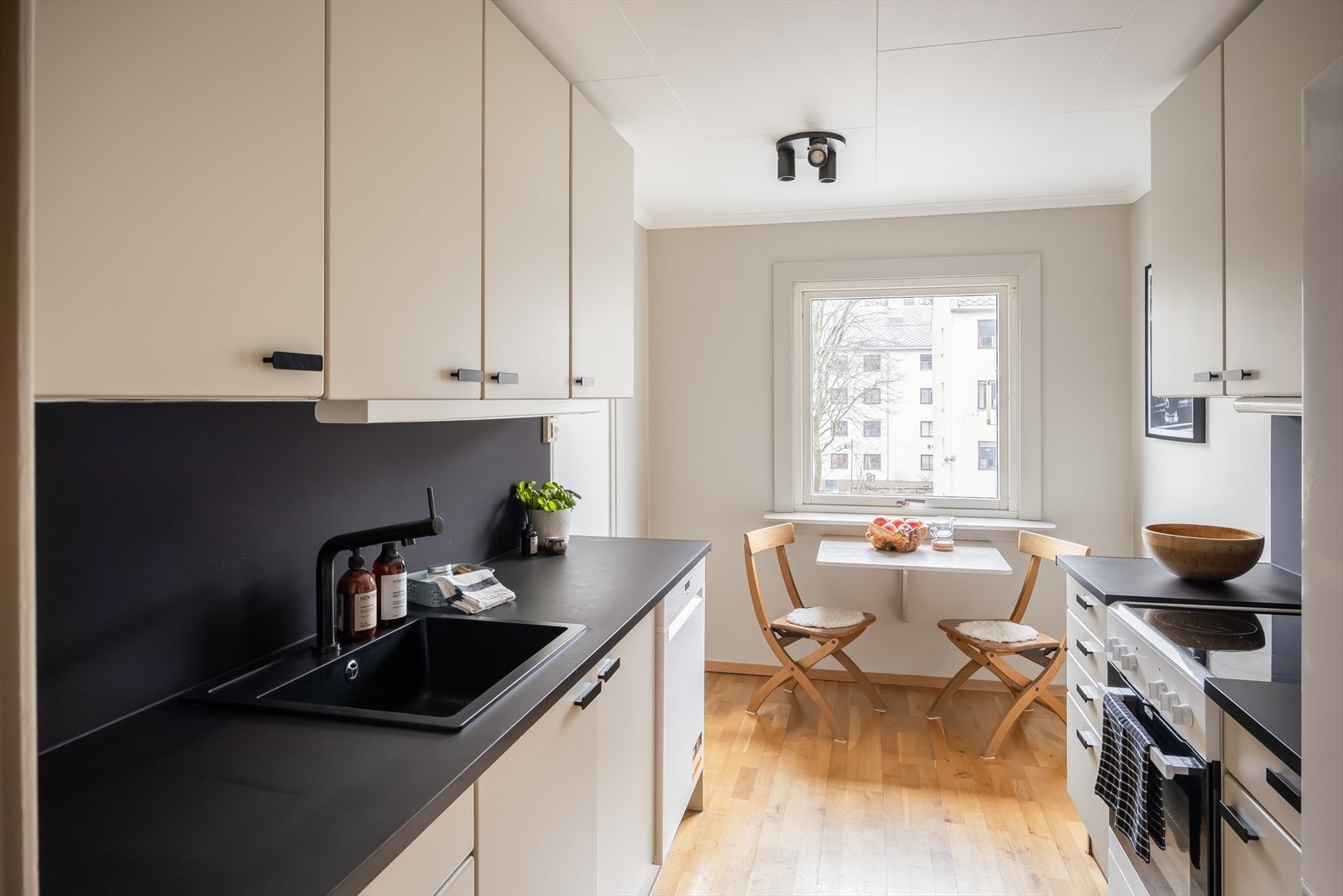 Kjøkkenet er utstyrt med hvitevarer, inkludert stekeovn, oppvaskmaskin og et kombinert kjøl- og fryseskap. Oppvaskmaskinen er integrert og ble installert i 2021. Galleribilde