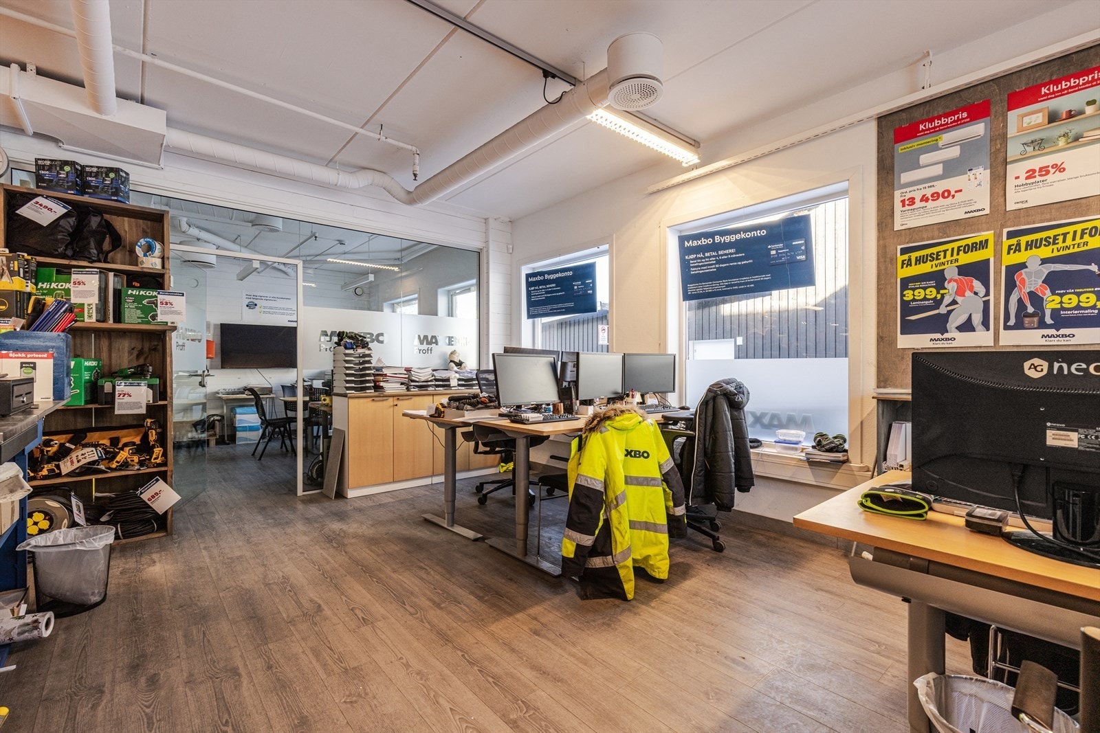 Kontor bak kasse Galleribilde