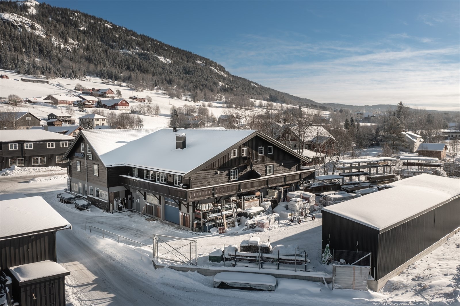 Utelager/trelast på byggets bakside Galleribilde