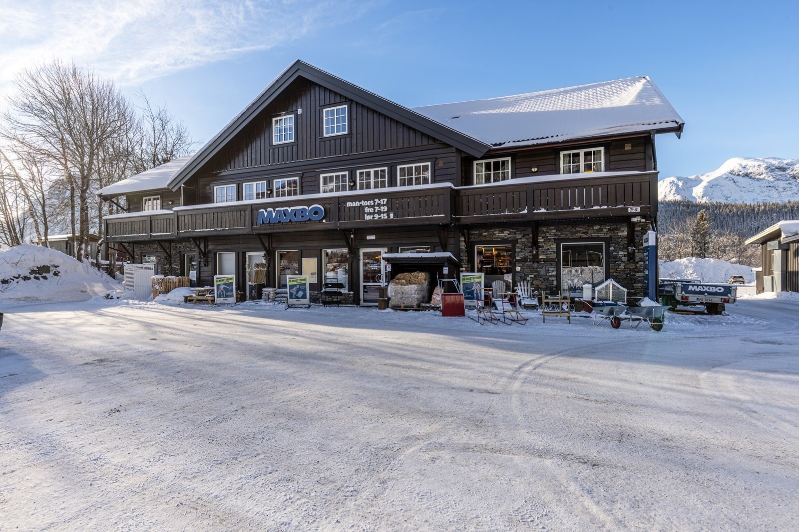 Romslig parkering på byggets fremside like ved RV52 Galleribilde