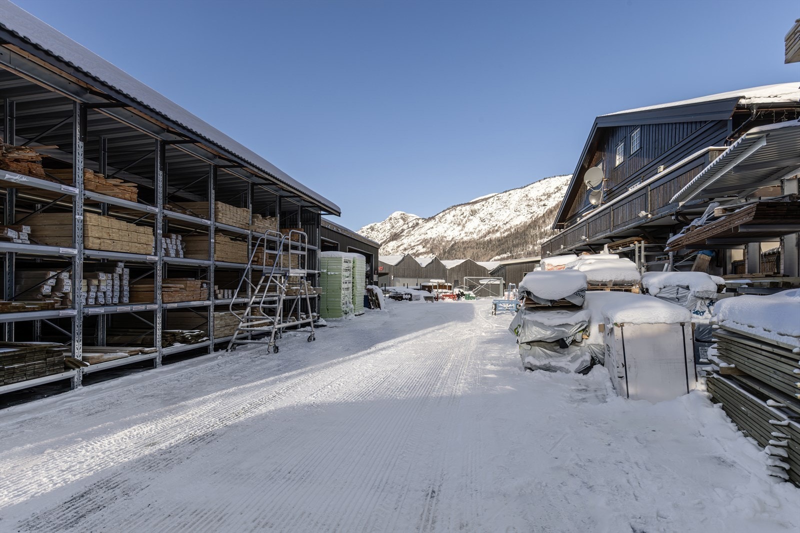 Utelager /trelast Galleribilde