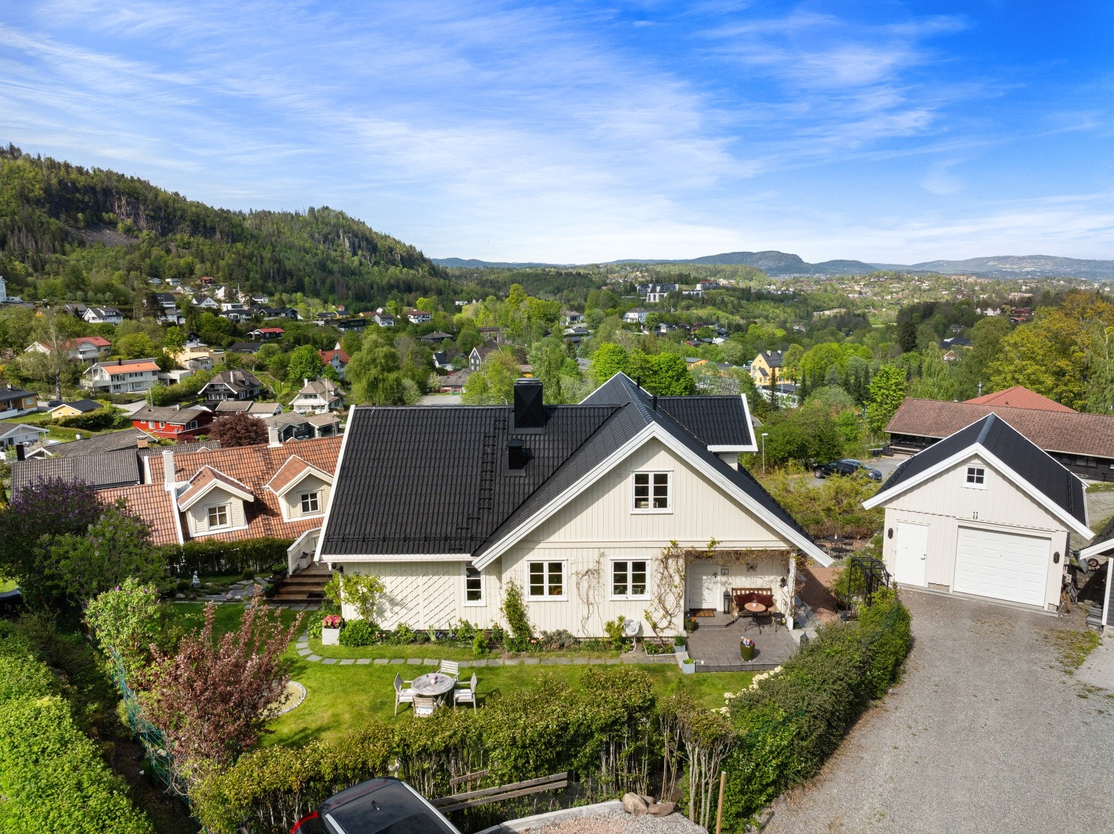 Boligen ligger ca. 3 minutter gange fra Hvalstad stasjon hvor du kan ta lokaltoget til Oslo på kun 25 minutter og til Asker på kun 6 minutter. Galleribilde