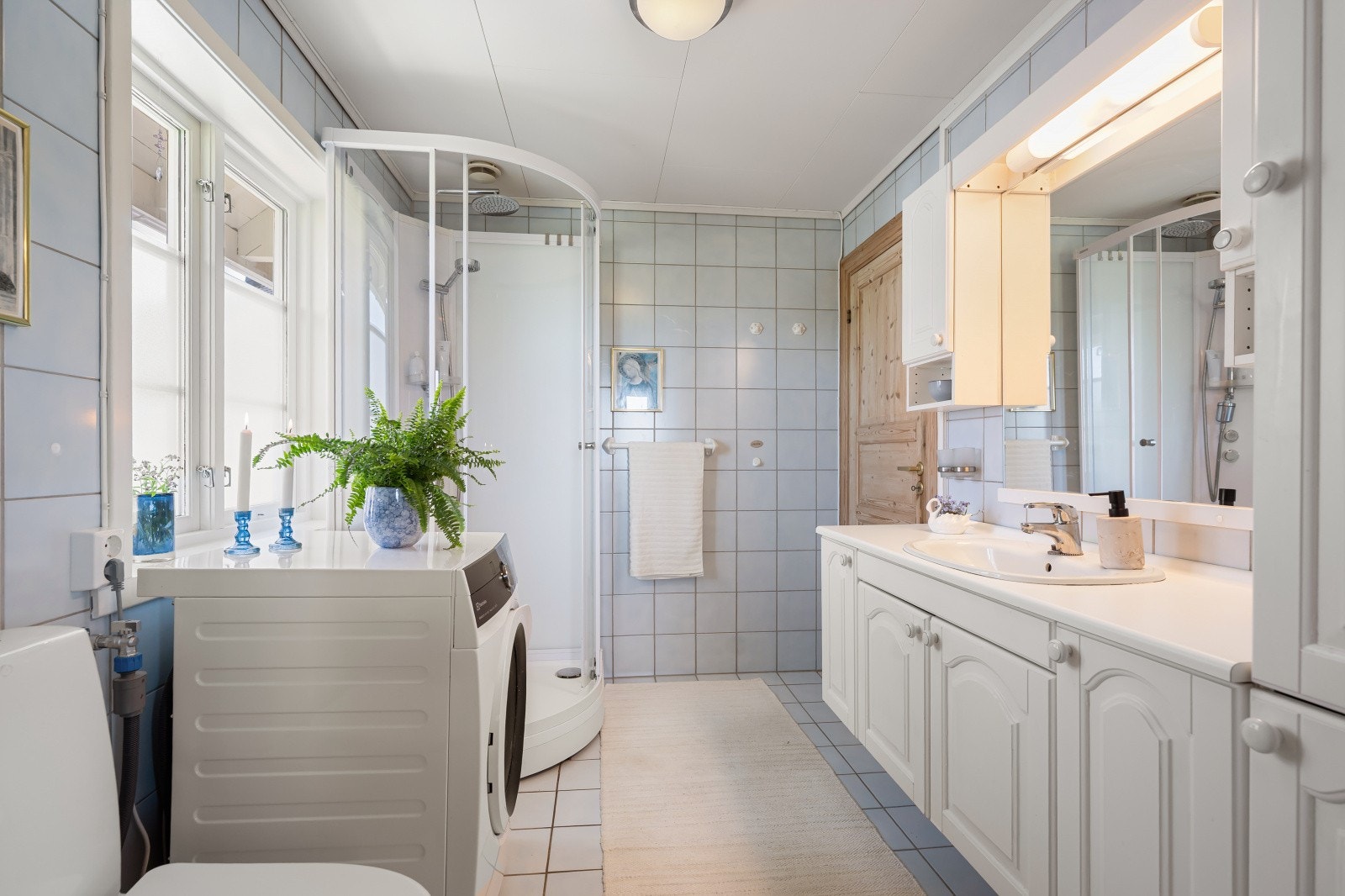1. etasje er det et bad/vaskerom med dusjkabinett, toalett, servant, opplegg for vaskemaskin og varmekabler i gulvet. Adkomst fra walk-in og gang. Galleribilde