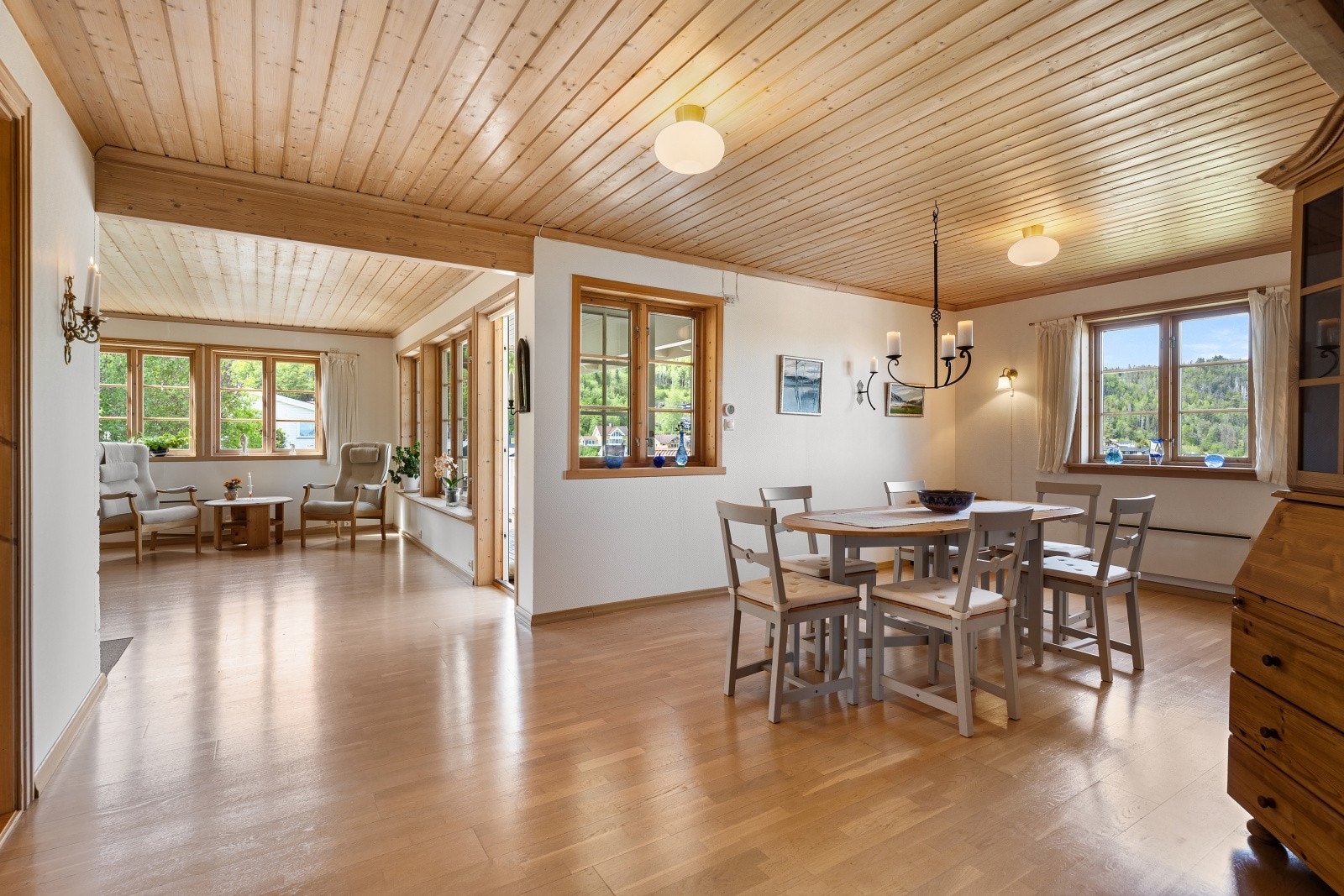 Romslig spisestue med store vindusflater som gir godt lysinnslipp og god plass til spisebord av god størrelse. Galleribilde