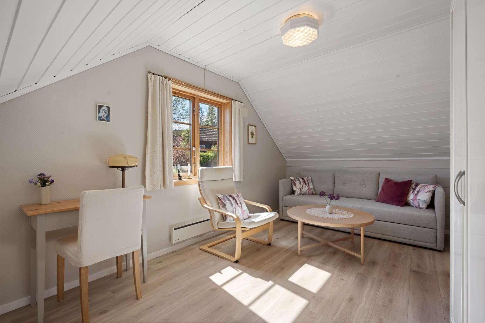 Boligen har flere soverom fordelt over etasjene, inkludert tre i loftsetasjen og ett i 1. etasje. Her fra soverom 1. Galleribilde