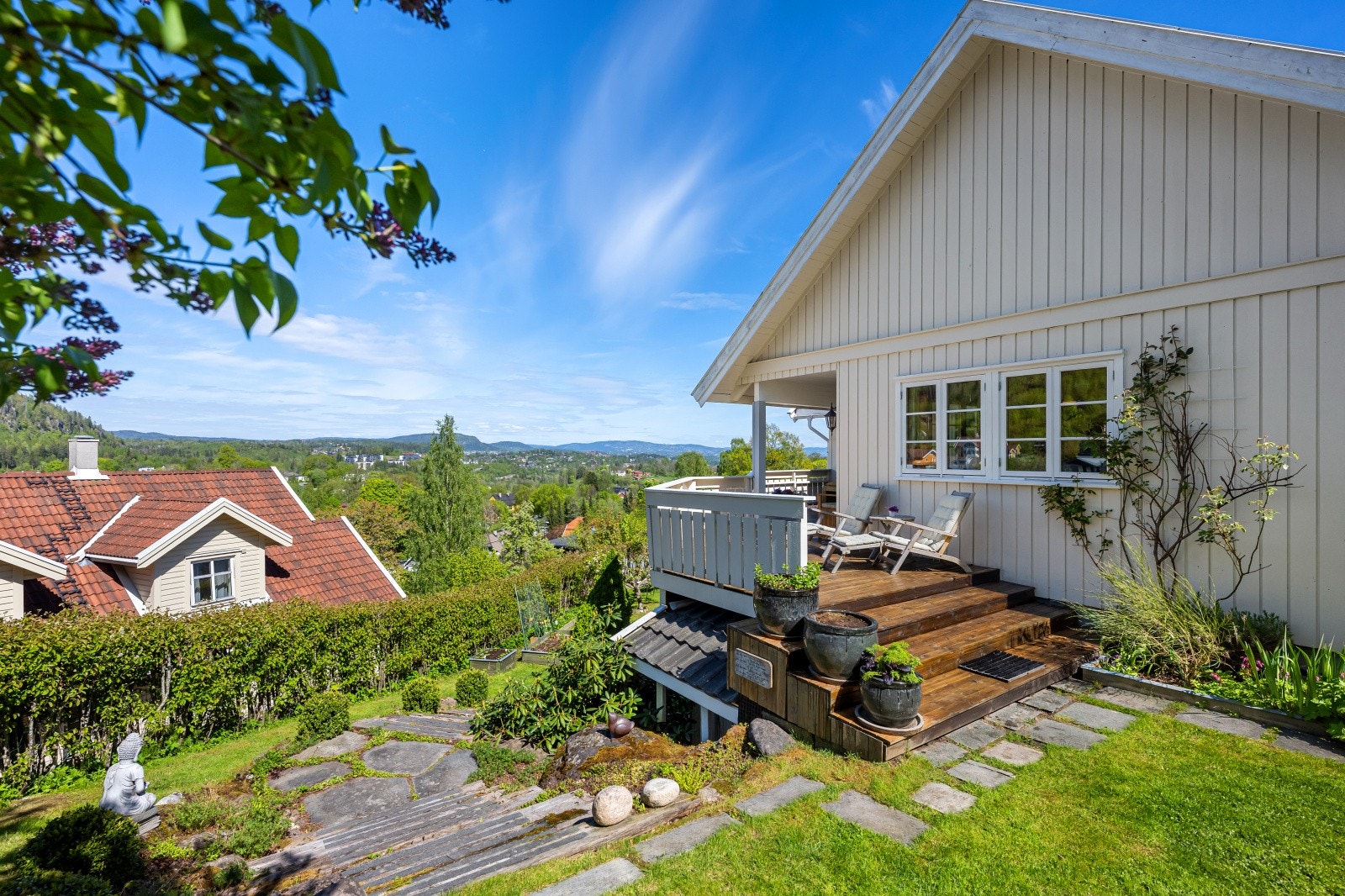Solrik terrasse med flott utsikt. Galleribilde