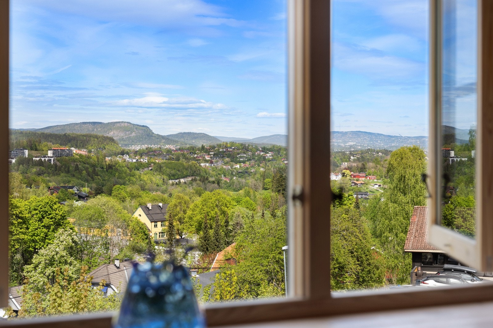 Utsikt fra spisestuen til Kolsåstoppen og Holmenkollen. Galleribilde