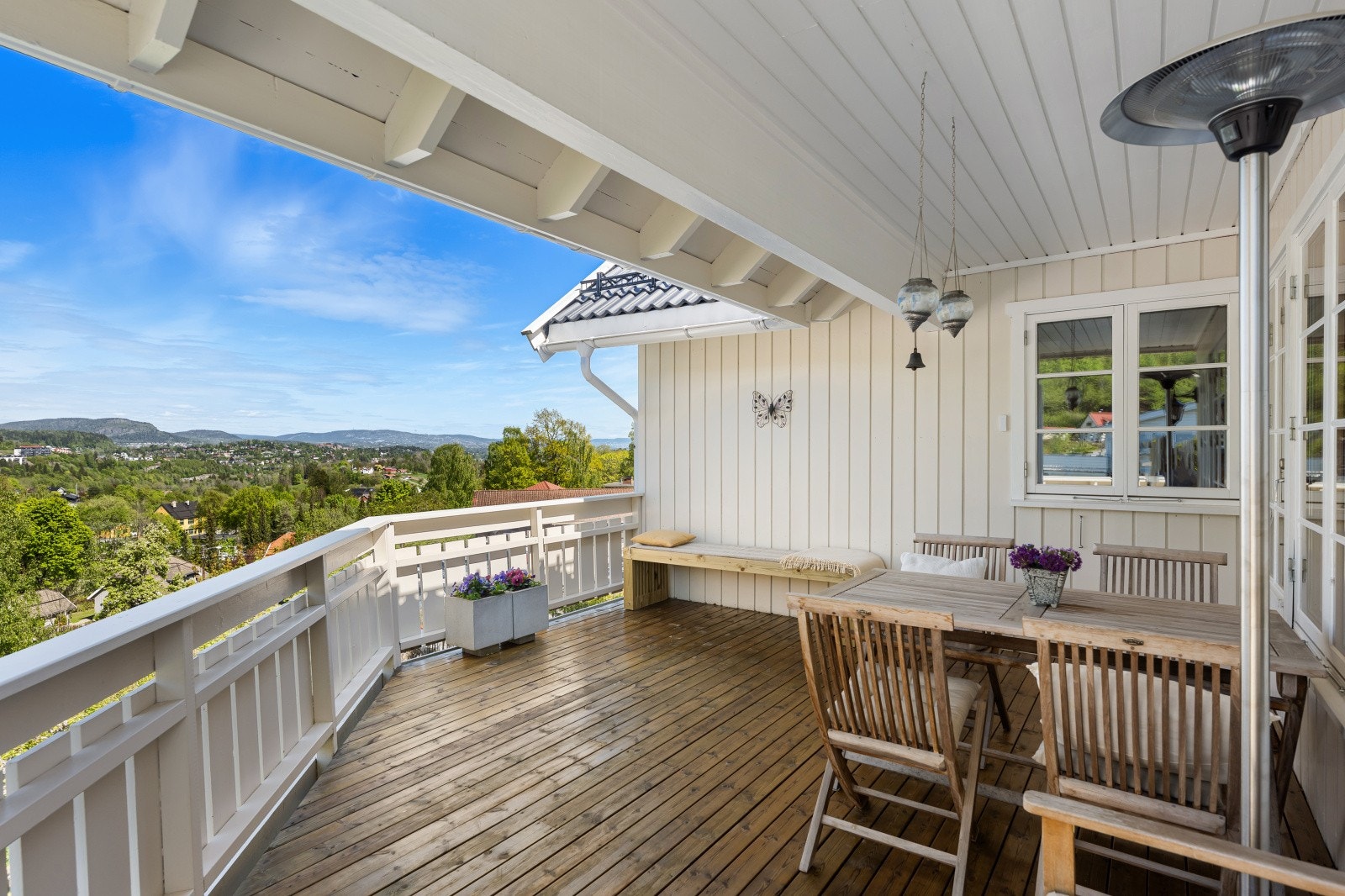 Romslig terrasse med overbygg, plass til spisegruppe og sittebenk. Galleribilde