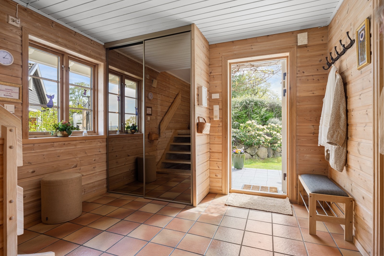 Boligen har en romslig entré med skyvedørsgarderobe. Galleribilde