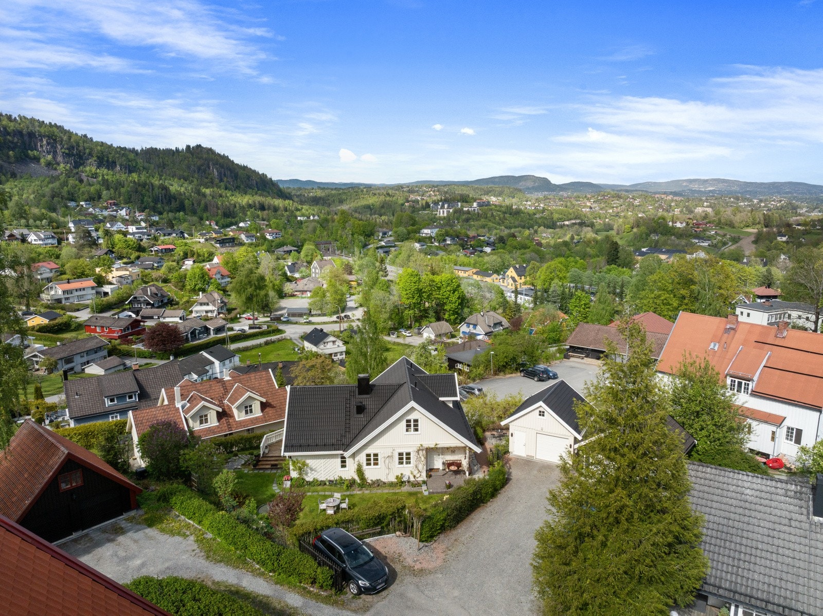 Boligen ligger i et etablert område med nærhet til marka, sjøen og enkel adkomst til både Asker, Sandvika og Oslo. Galleribilde