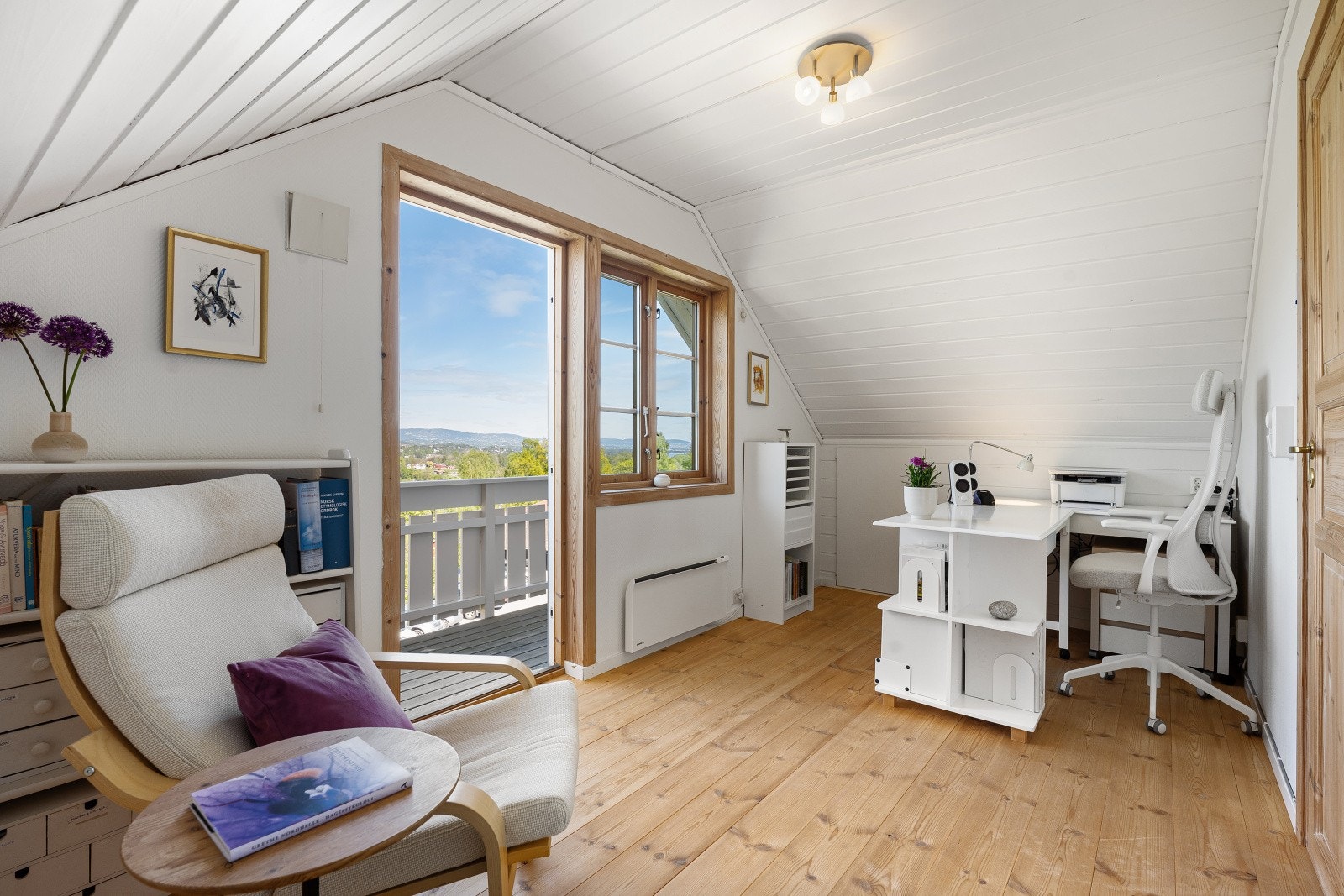 Soverom 2 i 2. etasje med godt lysinnslipp med utgang til balkong. Galleribilde