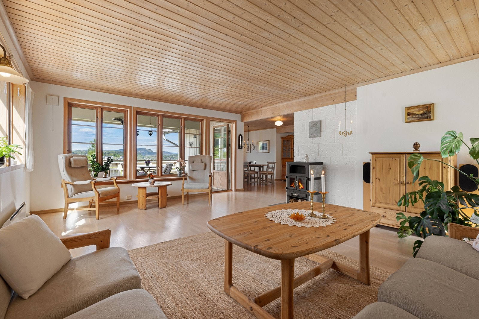 I hovedetasjen finner du en lys og innbydende stue med store vindusflater, god takhøyde og klebersteinpeis. Galleribilde