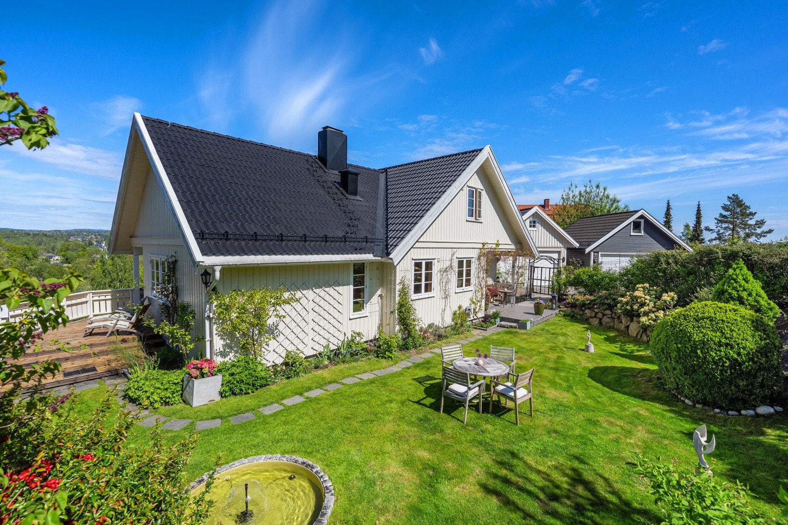 Tomten er på ca. 930 m² og er pent opparbeidet med hage og grøntarealer som gir en trivelig ramme rundt boligen. Galleribilde