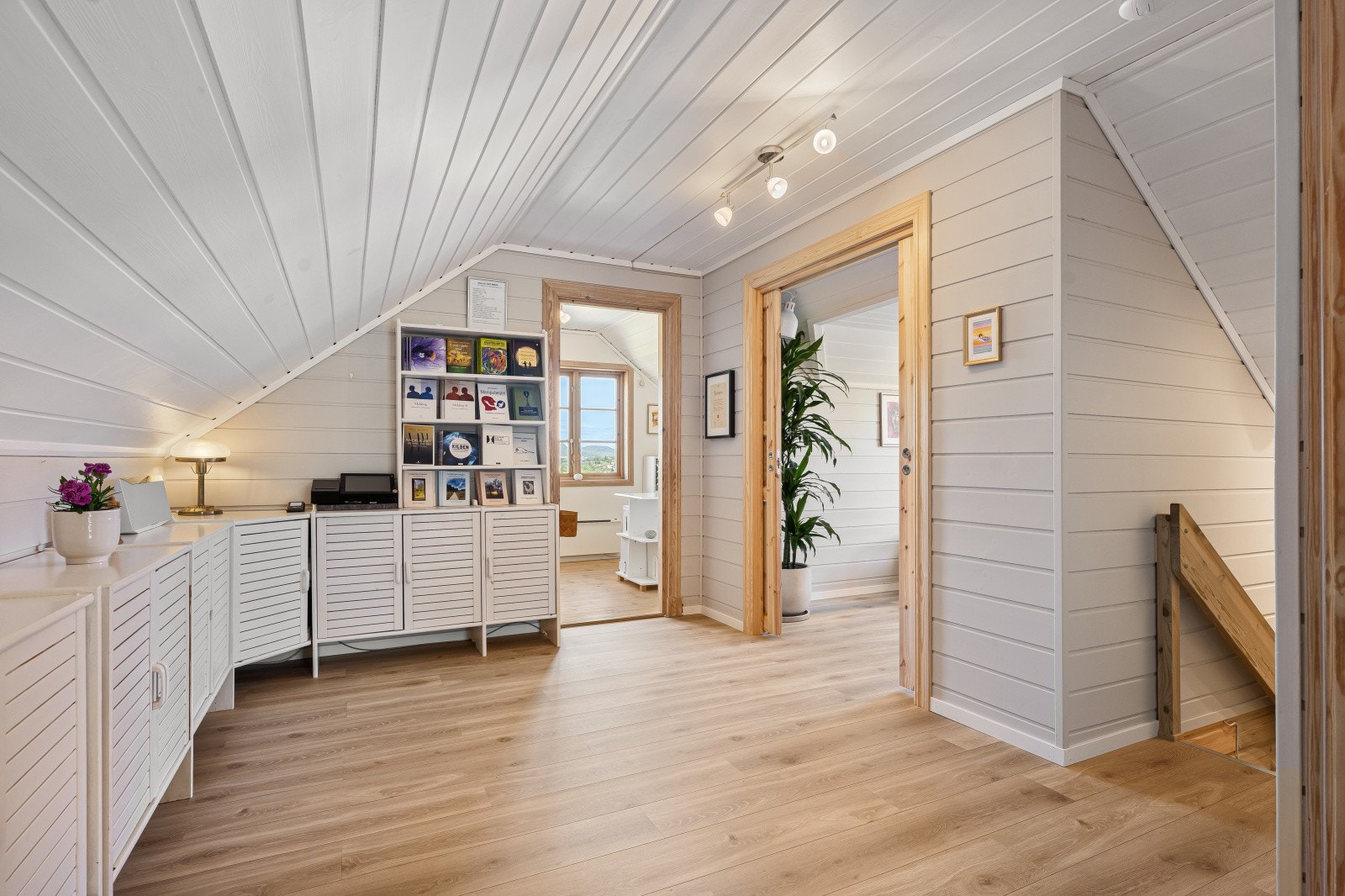 Lys gang i 2. etasje, med god plass til oppbevaring. Rommet kan fungere som liten loftsstue. Galleribilde