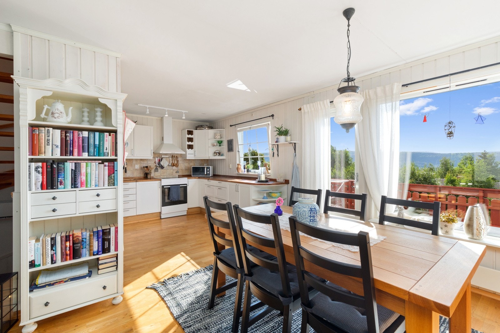 Fra spisestue er det utgang til balkong. Galleribilde