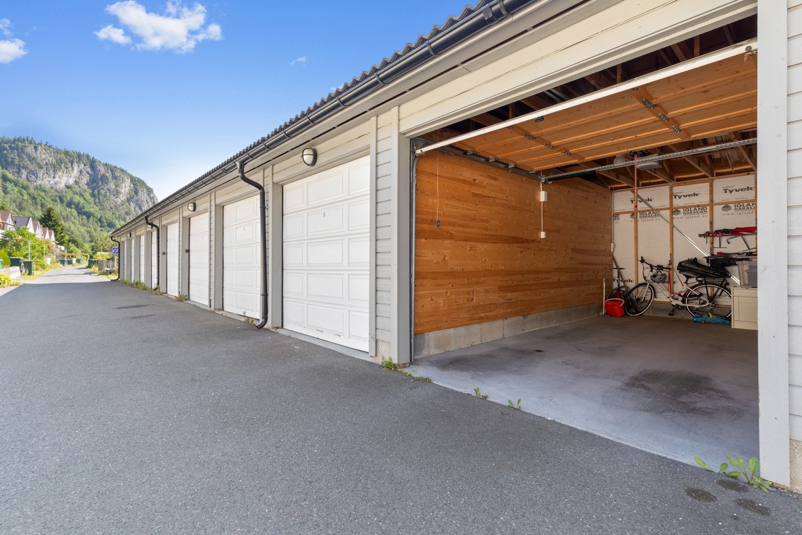 Boligen har garasje fra 2008. Legg merke til lagringsmulighetene i tak. Galleribilde