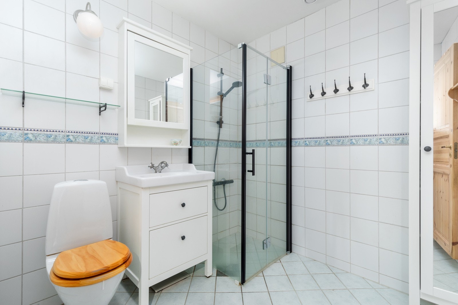 Flislagt bad med dusjkabinett. Galleribilde