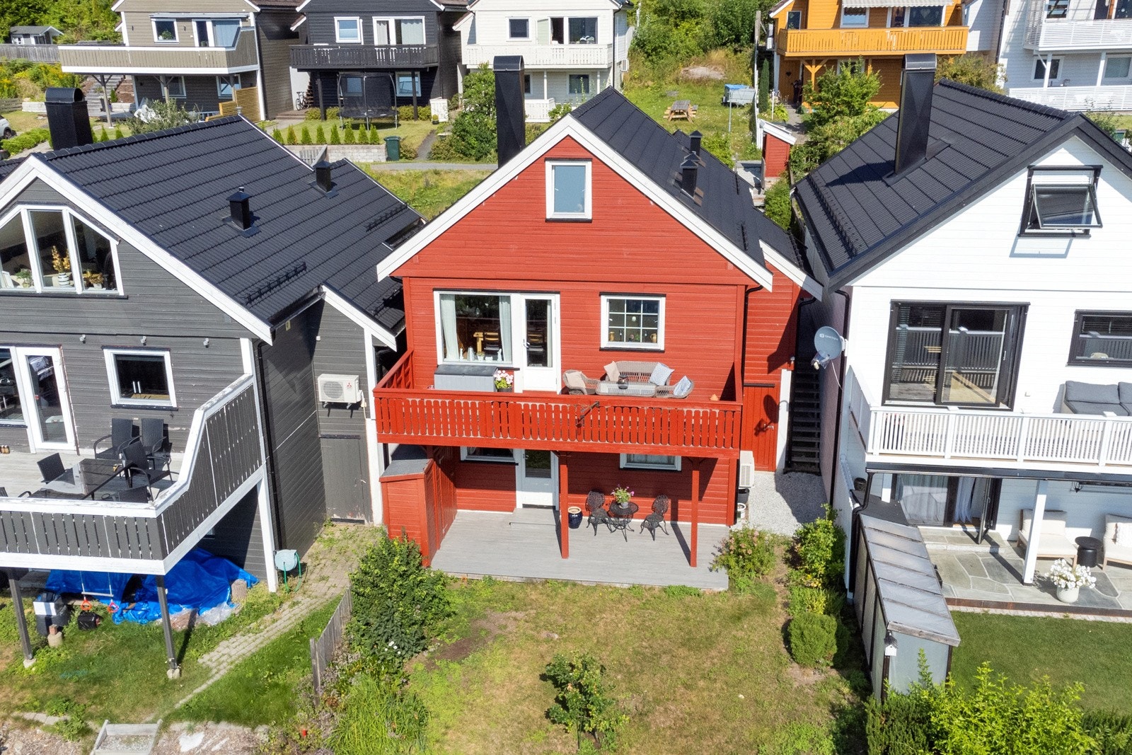 Kjedet enebolig i barnevennlig nabolag. Galleribilde